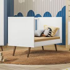 Beleza e praticidade desde os primeiros dias! O Berço Mini Cama Encanto Retrô da Qmovi.